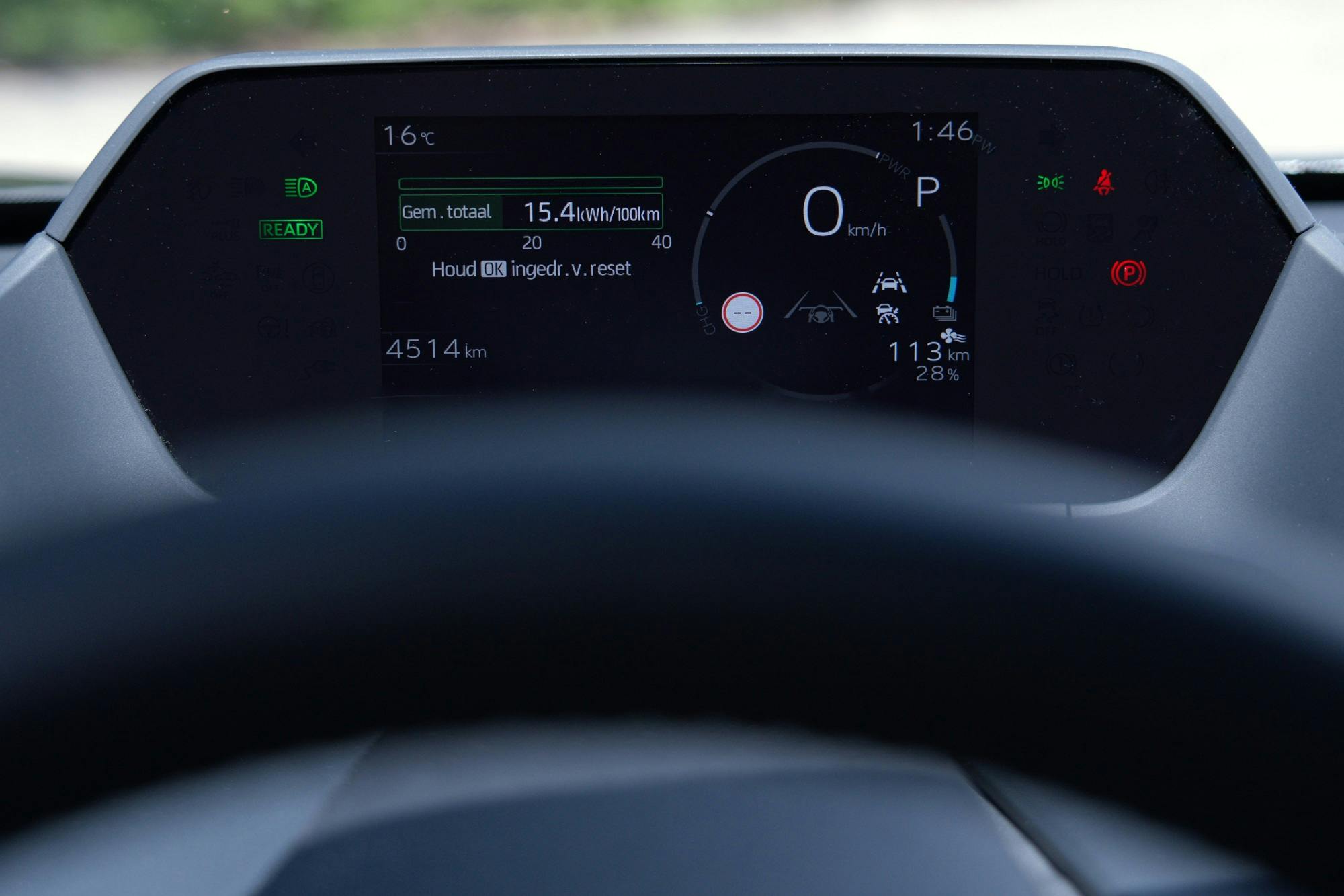 De resterende hoeveelheid stroom in kilometers en procenten, je ziet precies welke rijhulpsystemen zijn ingeschakeld.