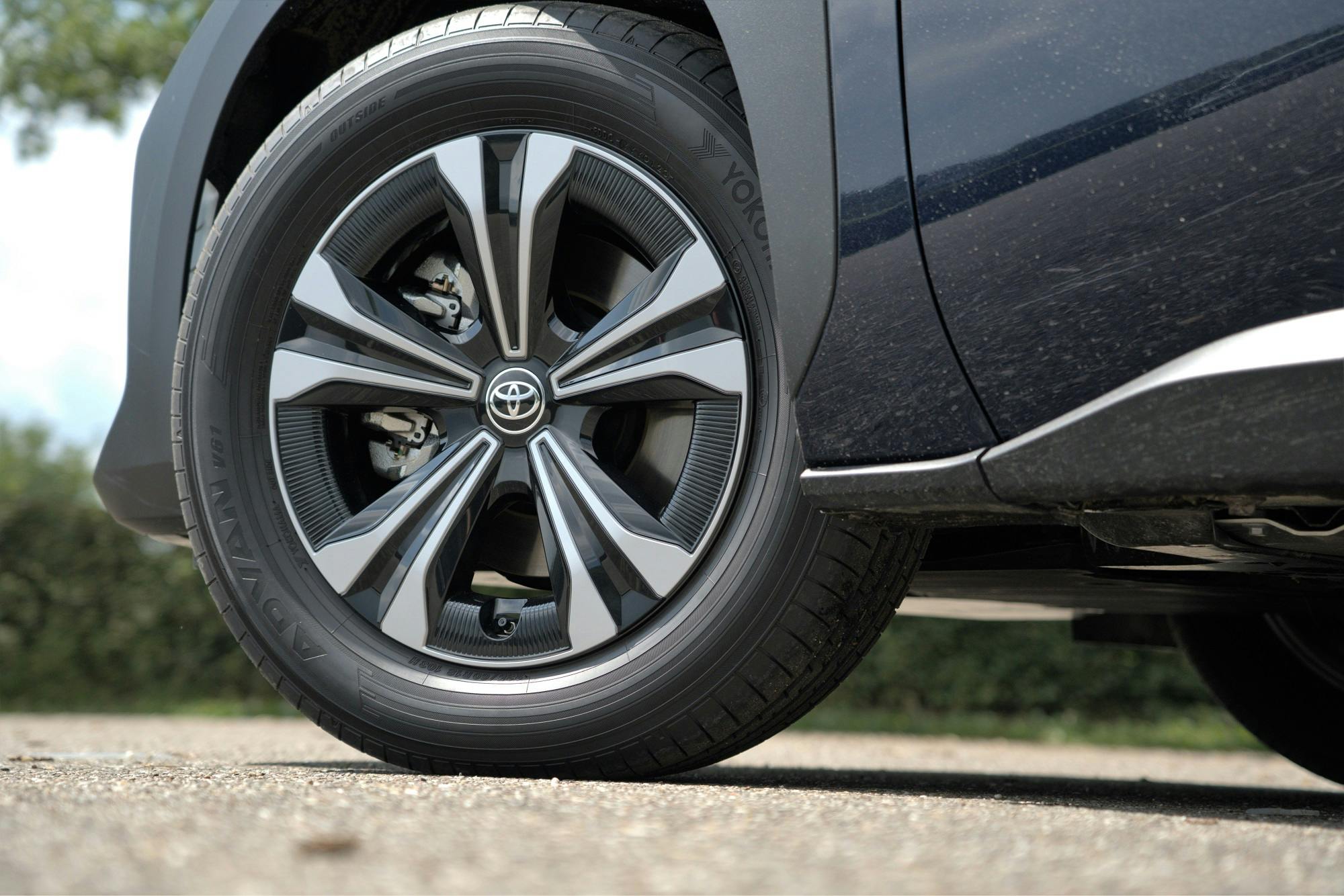 Standaard staat de Toyota bZ4x op 18-inch lichtmetalen wielen met afneembare sierdeksels.