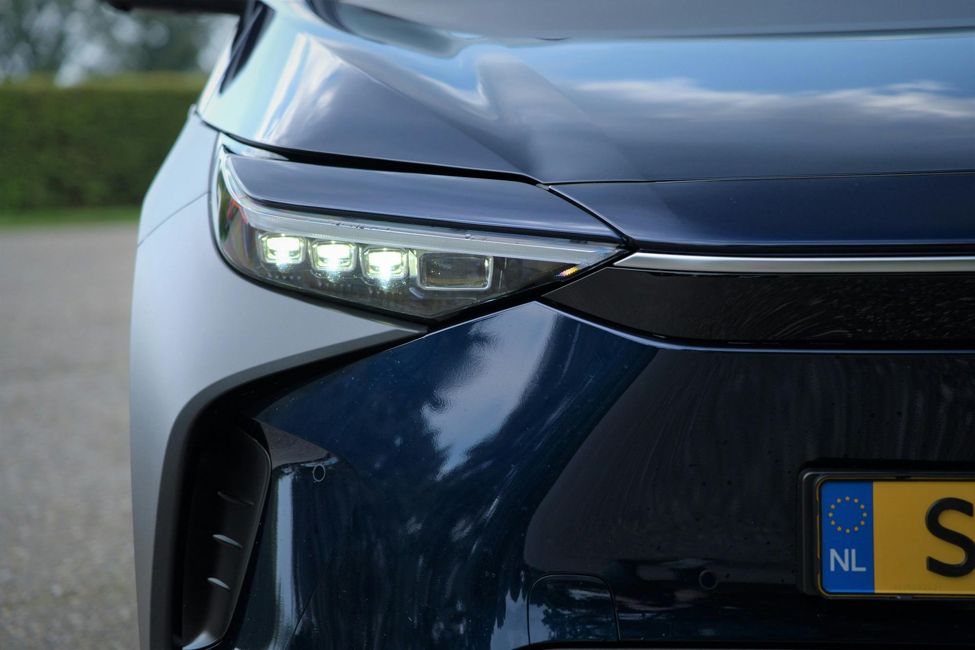 Zo gestroomlijnd als de Tesla Model Y is de Toyota bZ4x niet. Daardoor kost het 'm op hogere snelheid meer energie om de luchtweerstand te overwinnen.