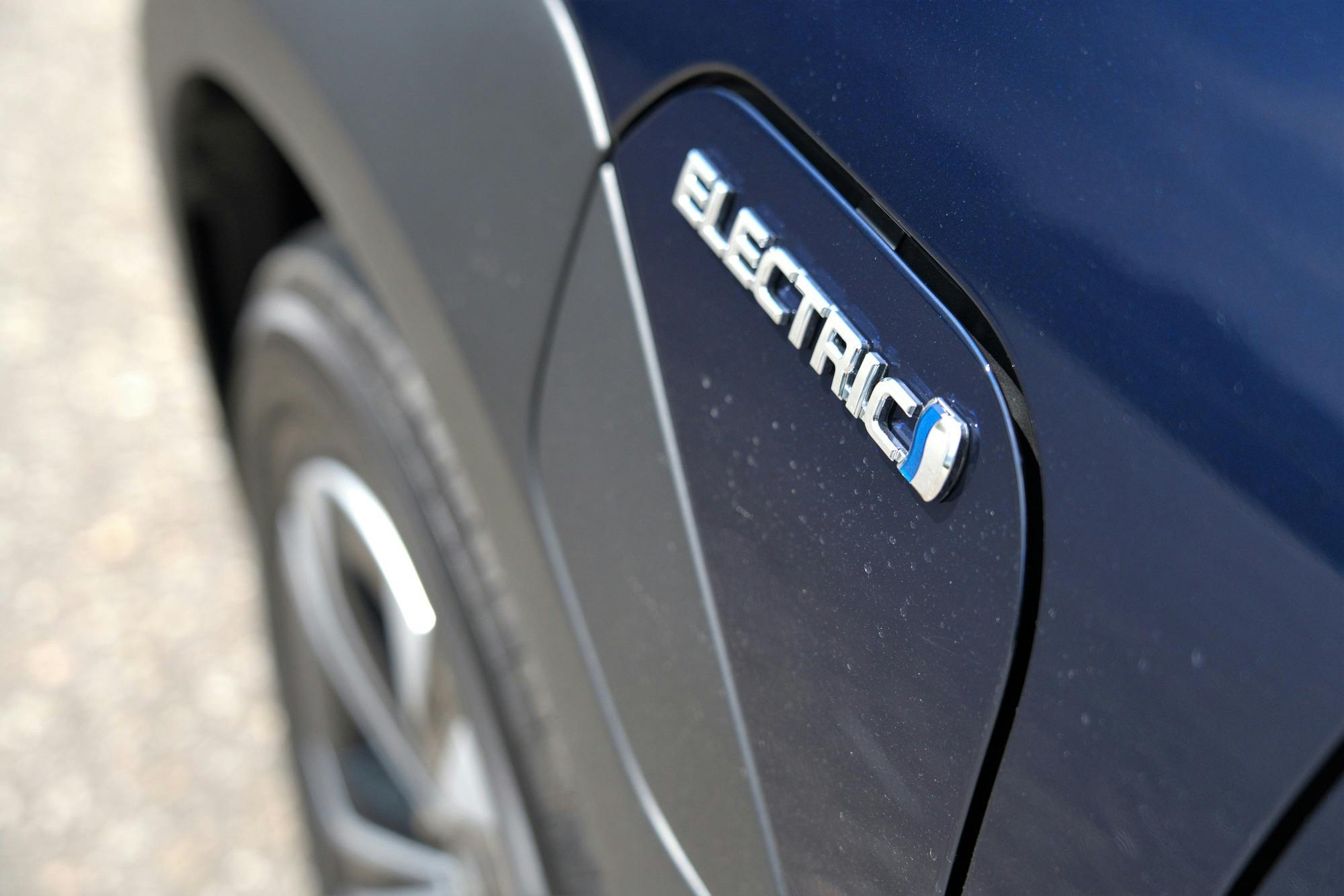 De laadpoort zit linksvoor: een onhandige plaats. Snelladen gaat met een maximumvermogen van 150 kW.