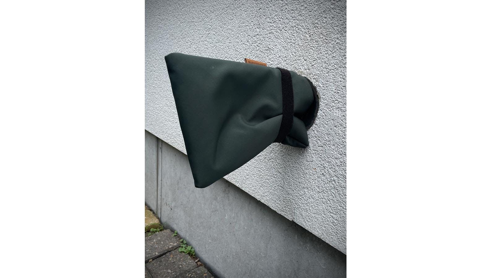 Zo'n geïsoleerde kraanhoes heeft een klittenband om de bescherming vast te zetten.