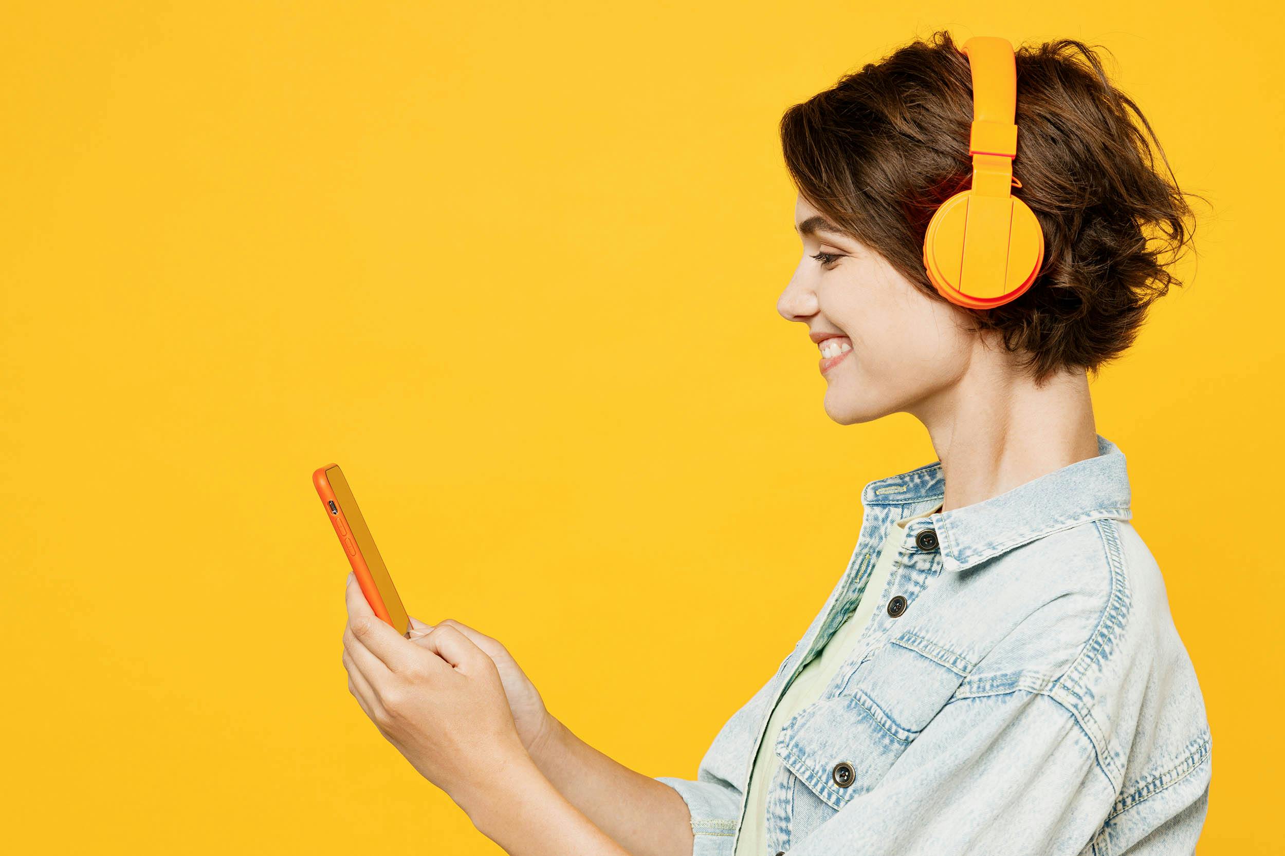 Vrouw die naar muziek luisters