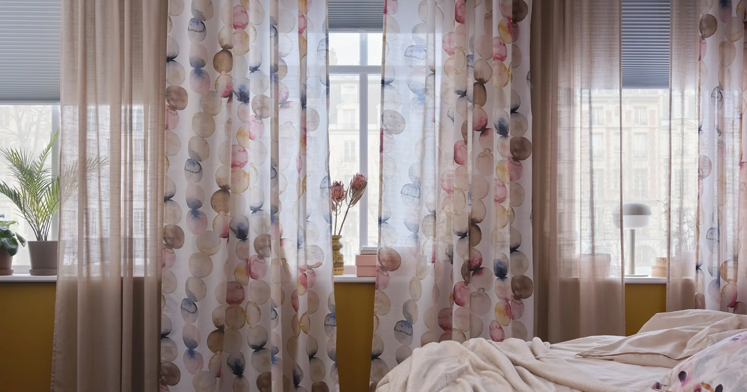 Veel te lichte slaapkamer? Zo kies je de juiste raambekleding