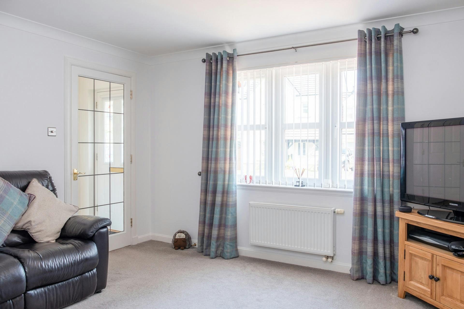 Lichtinval en weerkaatsing op je tv kun je voorkomen door je gordijnen (deels) te sluiten.