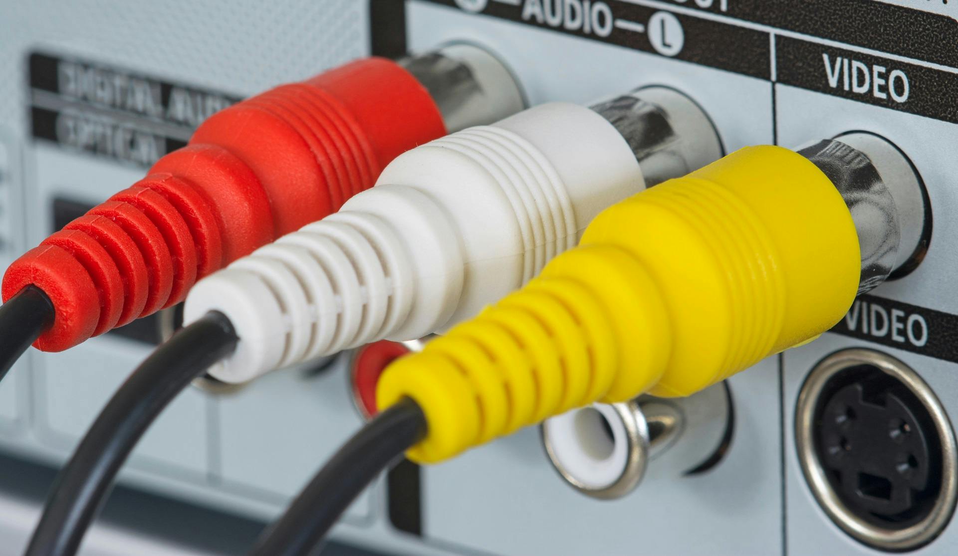 De bekende rood/witte kabels (de gele is voor video) kun je doorgaans nog gebruiken op wat oudere smart-tv's.