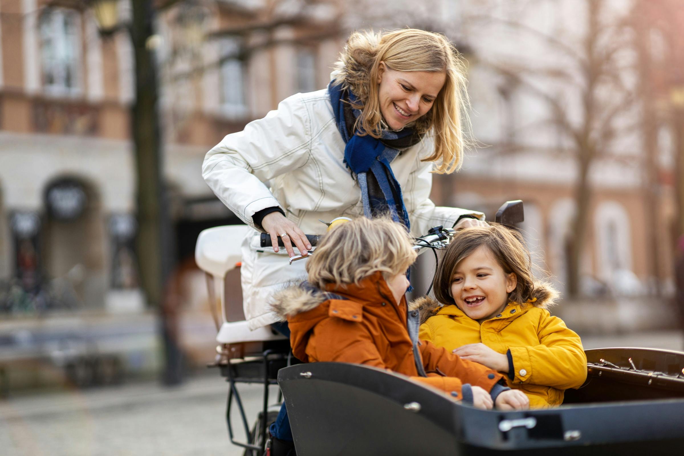 Vrouw met kinderen op bakfiets