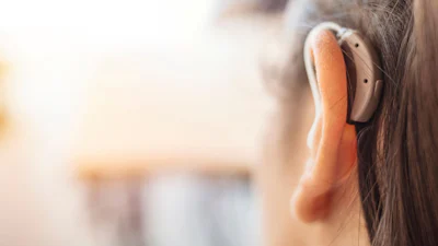 Wanneer is het tijd voor een hoortoestel en waarop moet je letten bij aanschaf?