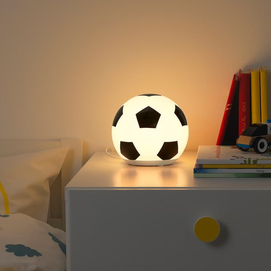 Het mooiste nachtlampje voor kleine voetbalfans is Ängarna van Ikea.