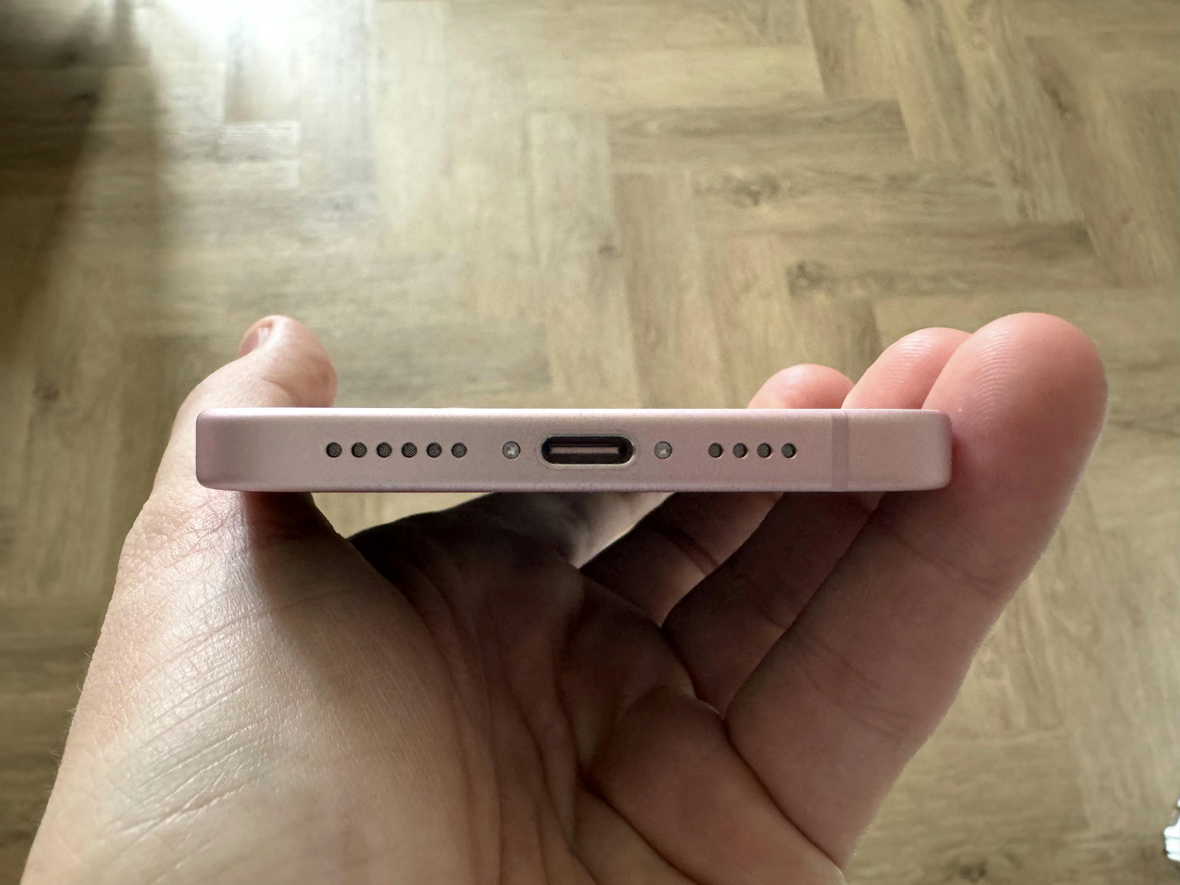 Onderop de iPhone 15 zit nu een usb-c-poort.
