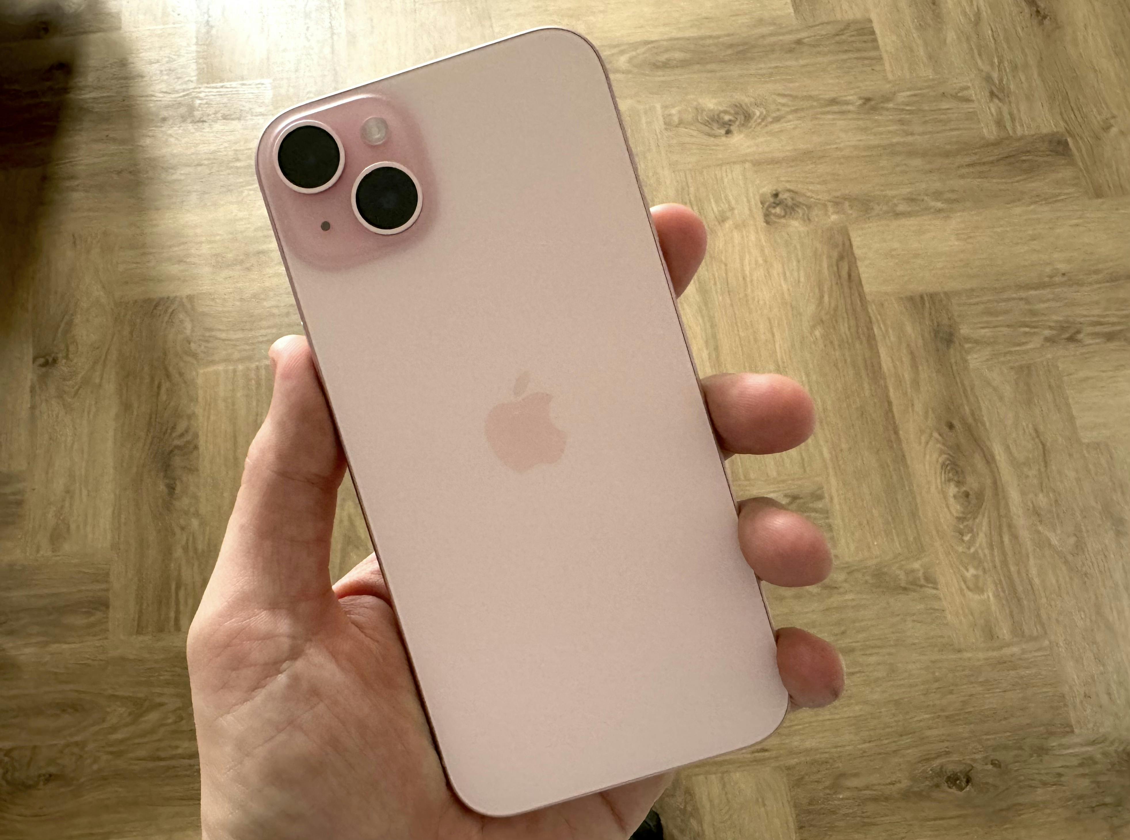 De glazen achterkant van de iPhone 15.