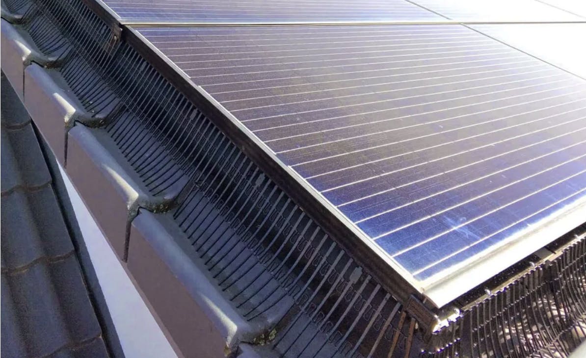 Met BirdBlocker kunnen er geen vogels nesten maken onder de zonnepanelen. (Foto BirdBlocker.com)