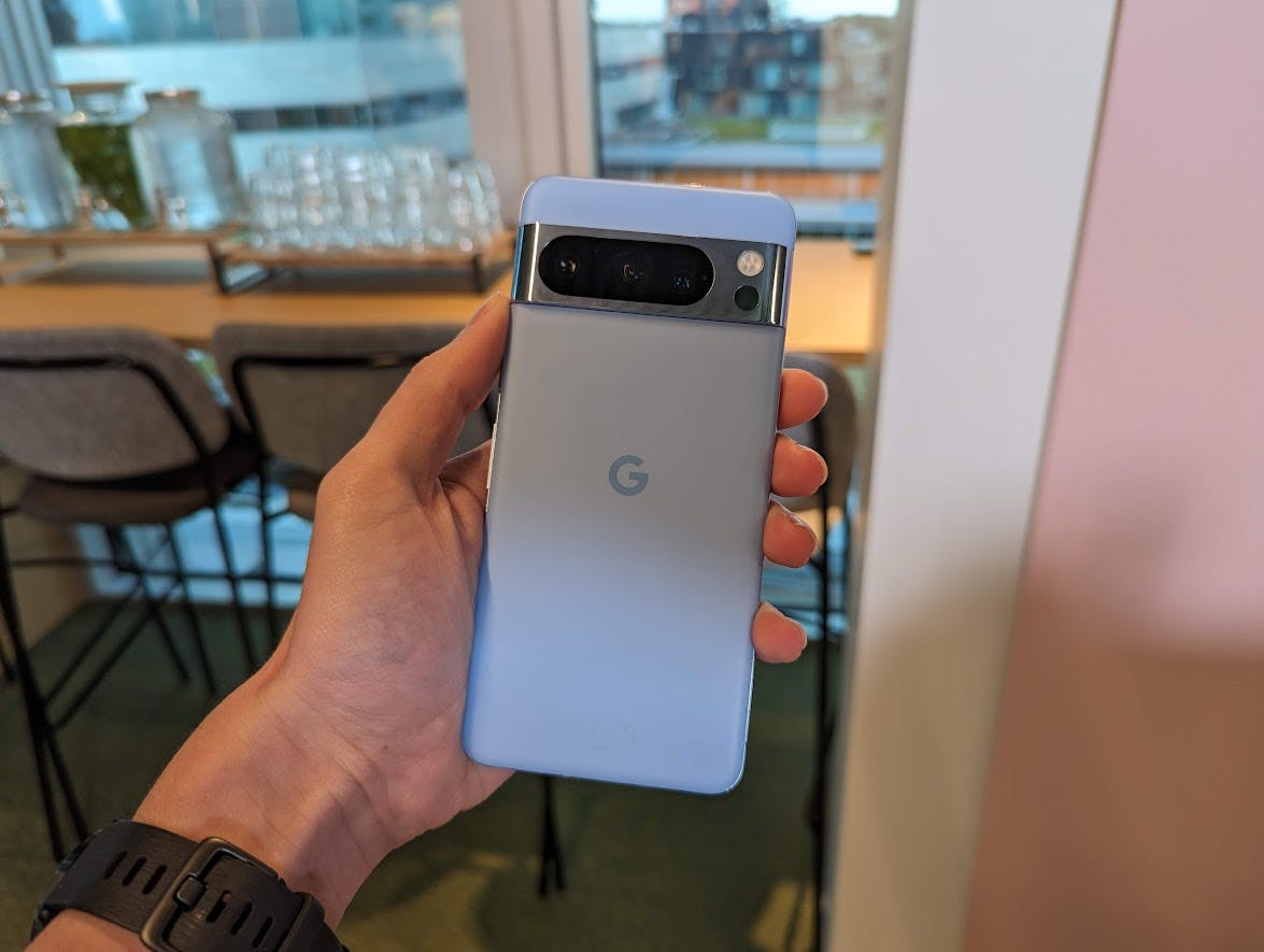 De Google Pixel 8 Pro is een grote smartphone