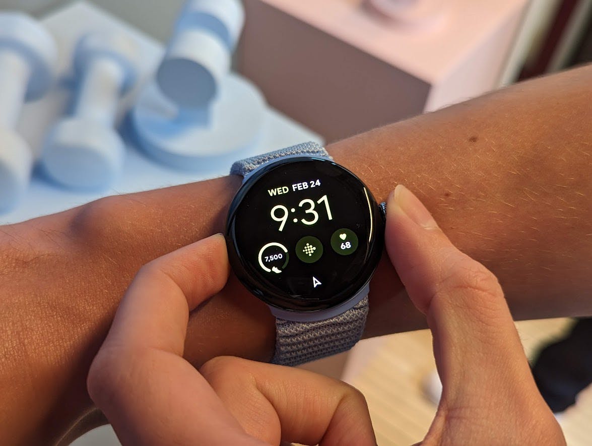 De Pixel Watch 2 is er in één formaat en past goed om de wat smallere pols