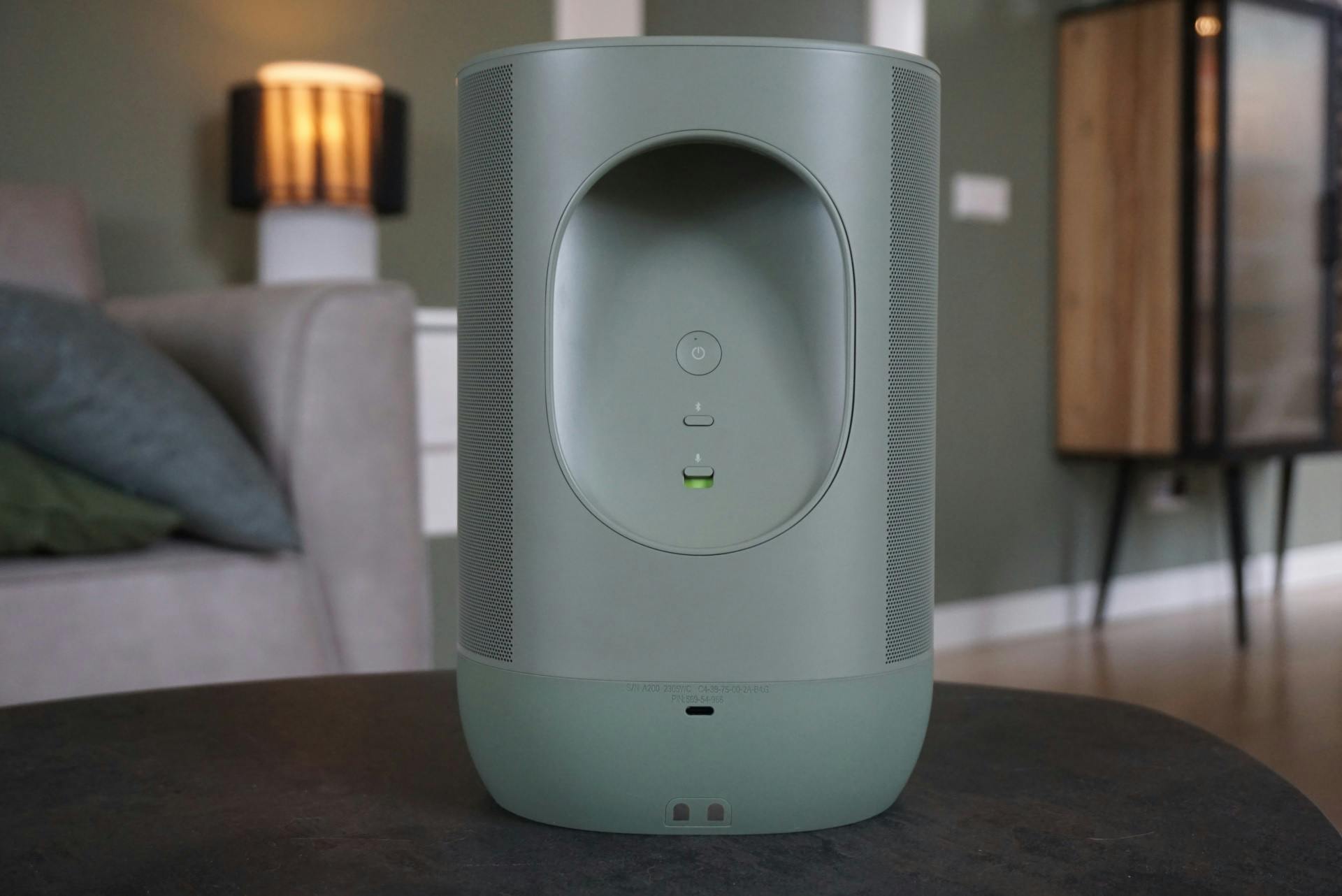 Achterop vind je onder meer een greep om de speaker op te pakken en usb-c-poort