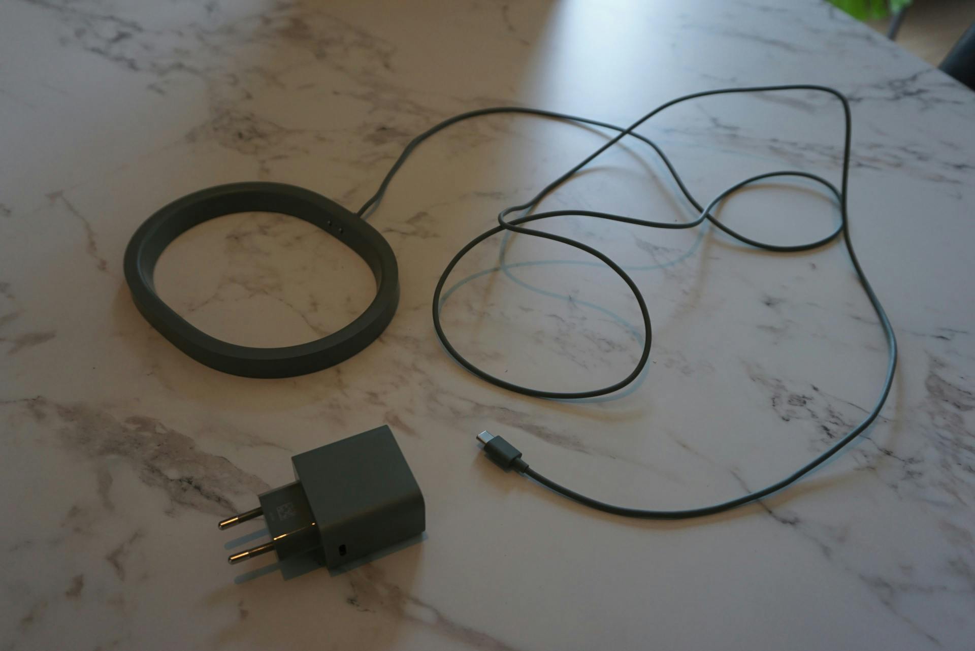 Het oplaadstation met (hoera!) afneembare adapter