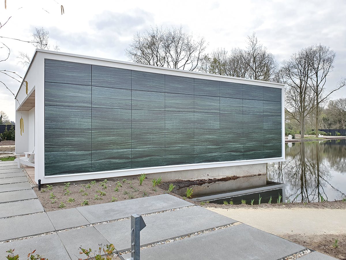 40 zonnepanelen met marmerstructuur tegen de zijgevel van het SPA ONE welnesscenter in Oosterhout. (Foto: Hermans Technisolar )
