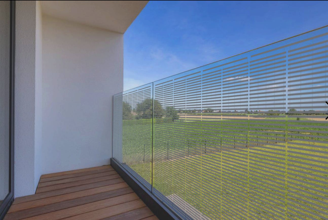 Ook bij solar-balustrades zitten de zonnecellen in het glas verwerkt.  (Foto: www.externa.be)