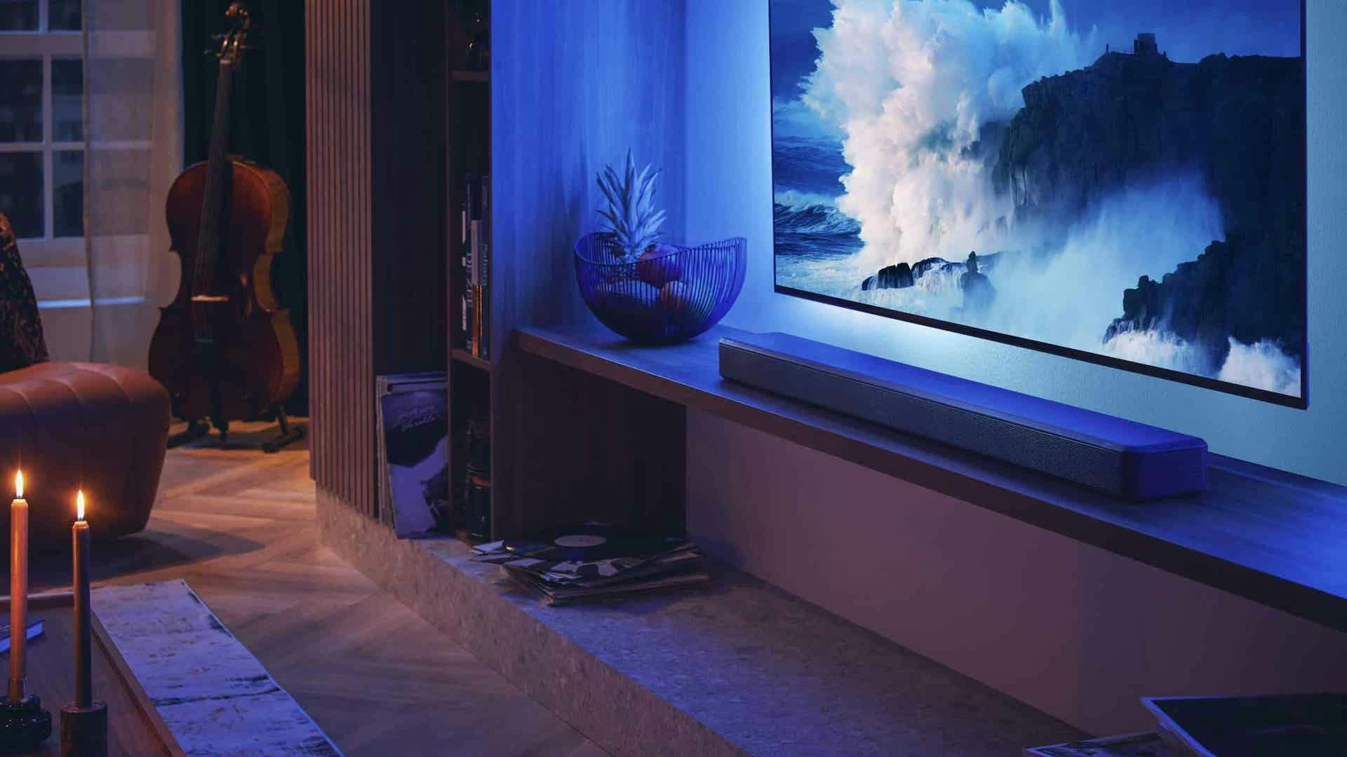 De Philips Fidelio FB1 bij een tv met Ambilight.