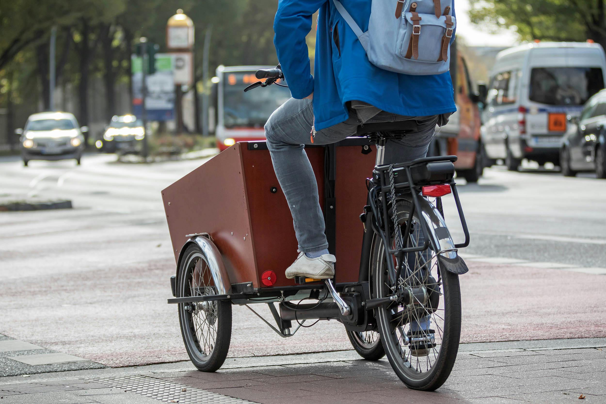 Man op bakfiets