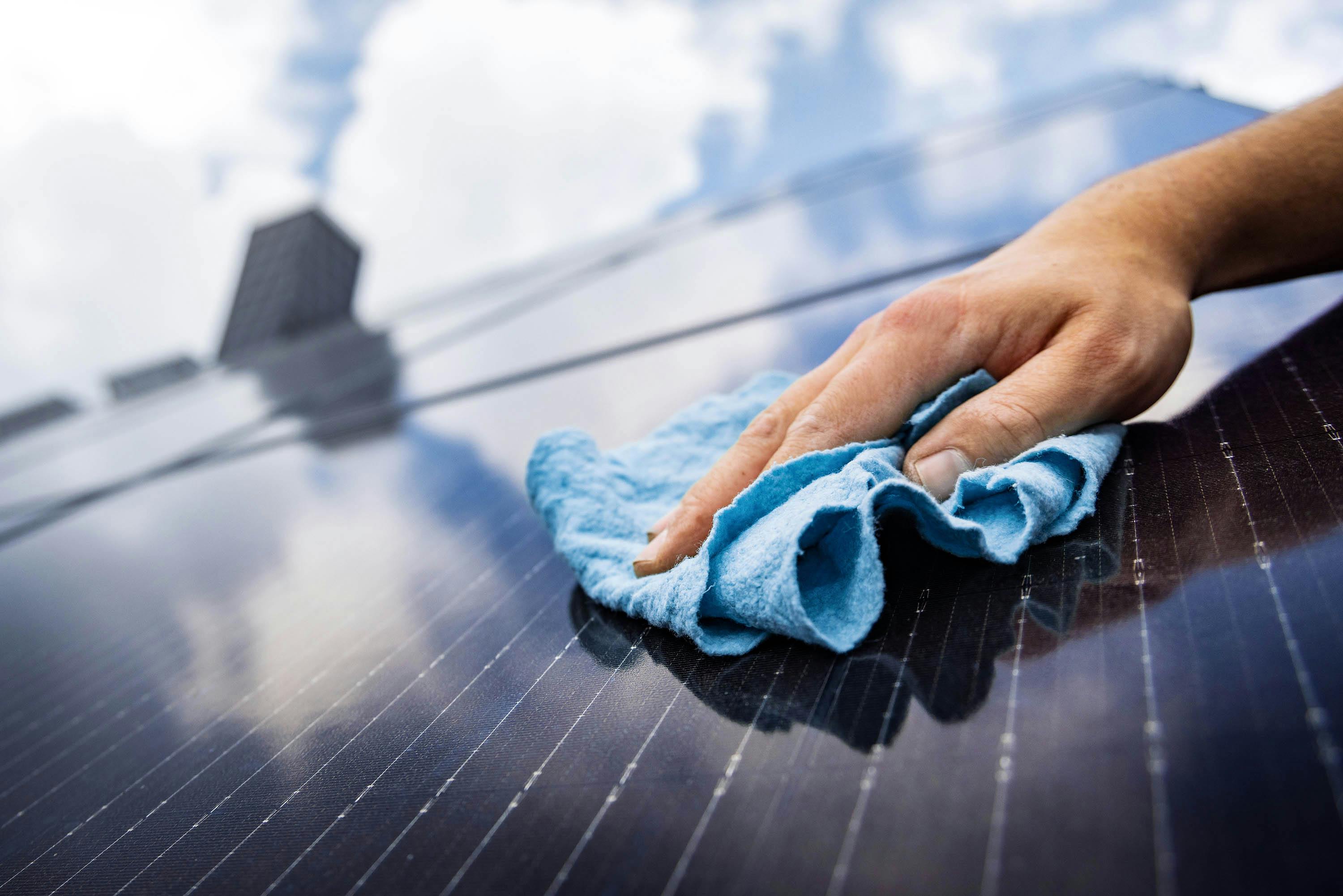 Zonnepanelen onderhouden: moet dat?!