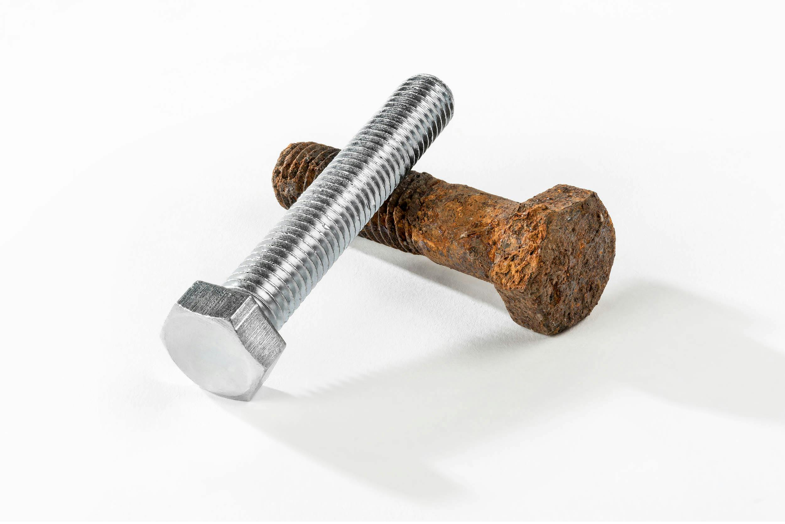 Roestige schroef en nieuwe schroef