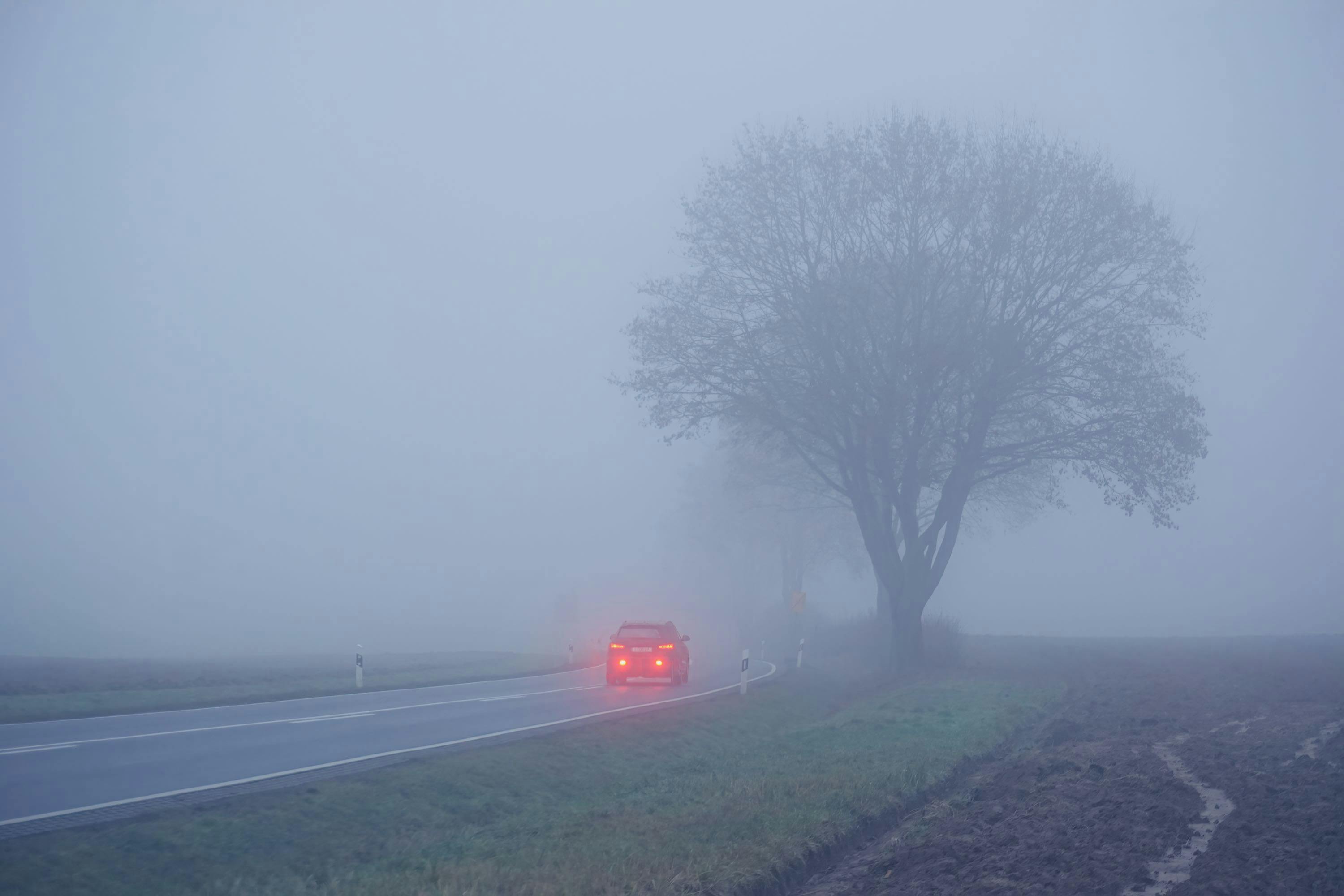 ⚠ Veilig door de mist: tips voor automobilisten en fietsers
