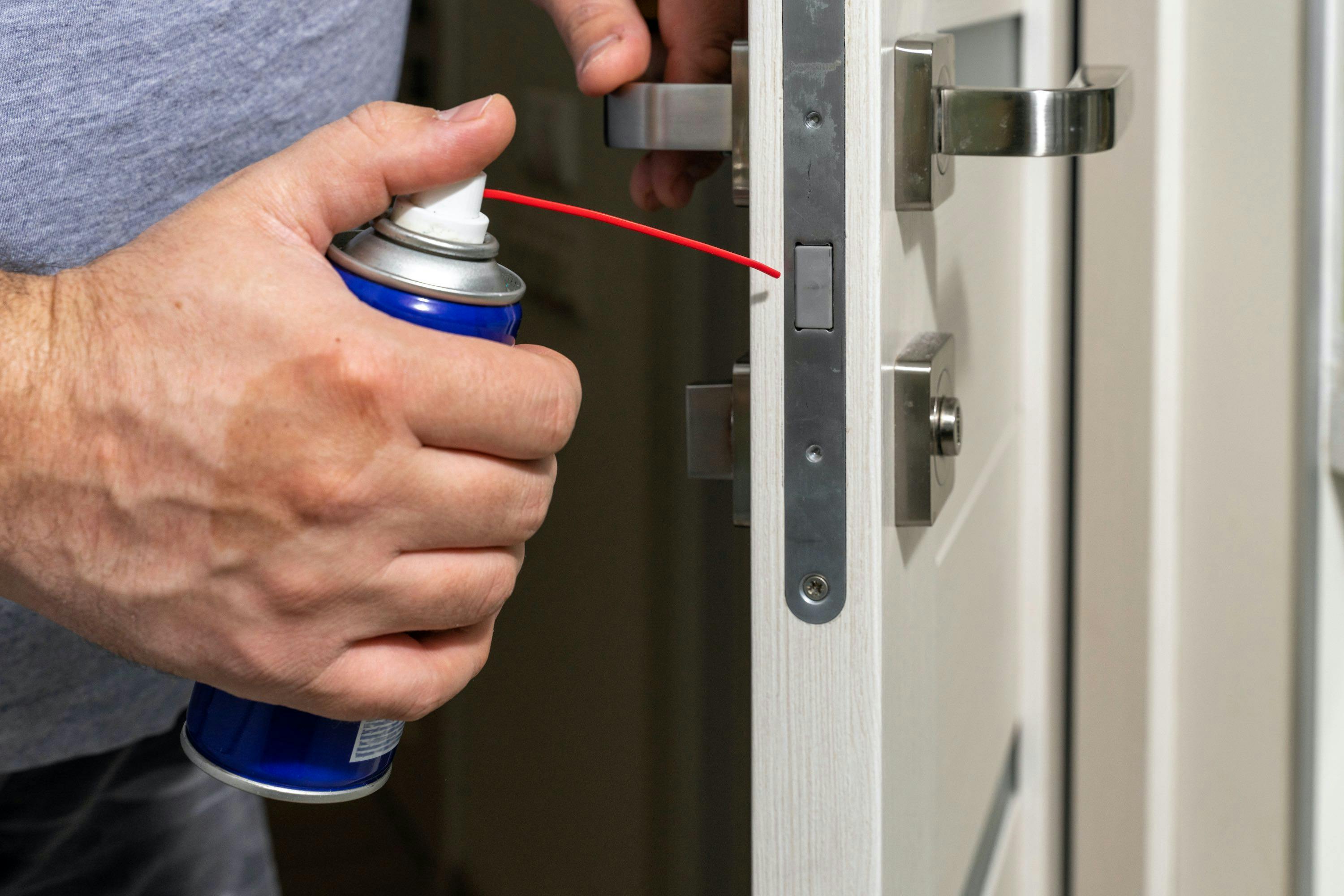 Smeer niet alleen het cilinderslot maar ook het slotmechanisme.