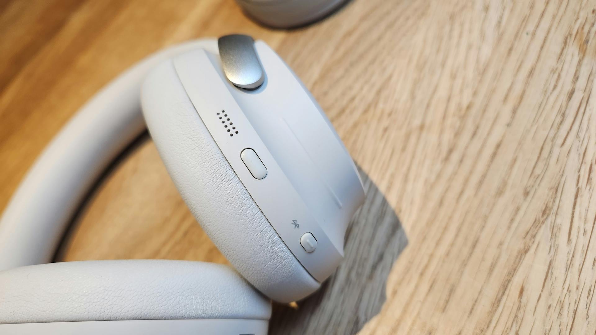 Detailbeeld van de bediening van de QuietComfort Ultra