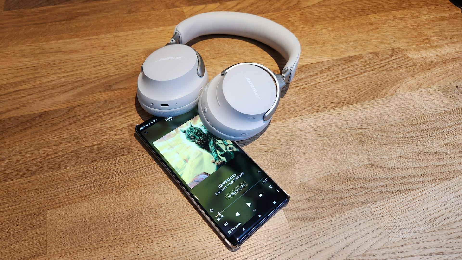 De Bose QuietComfort Ultra met smartphone.