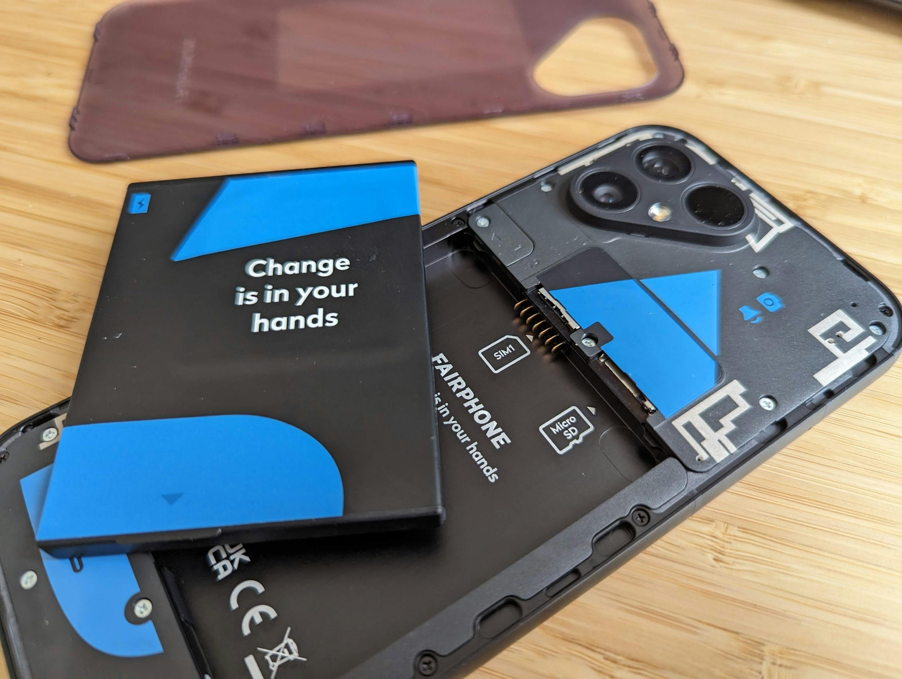 De accu is eenvoudig los te klikken, andere onderdelen vereisen een klein schroevendraaiertje.