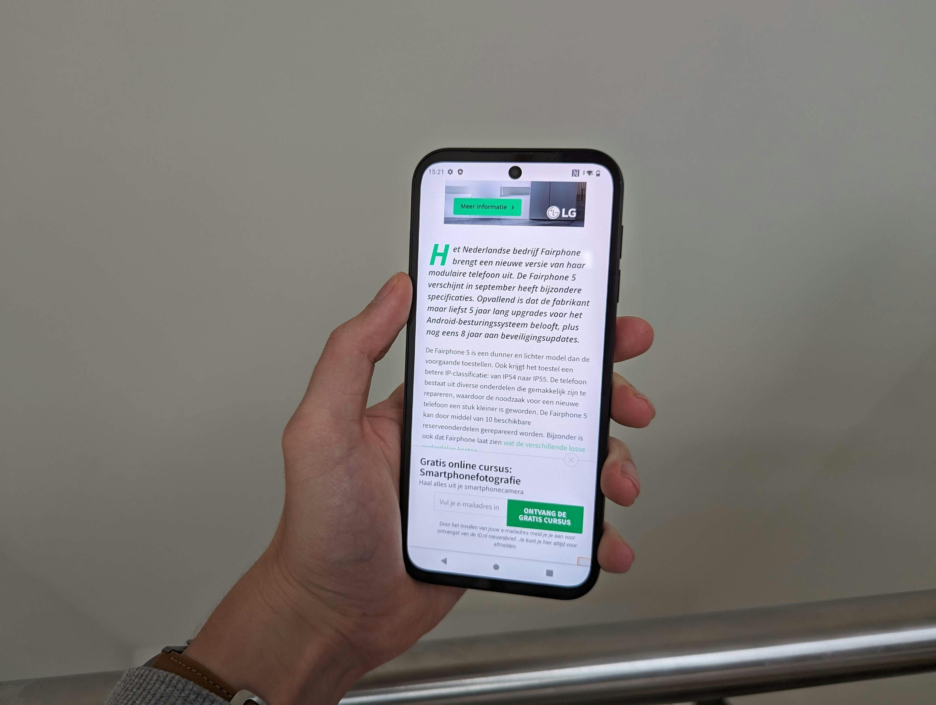 Het scherm is binnen goed af te lezen, maar buiten in de zon minder.