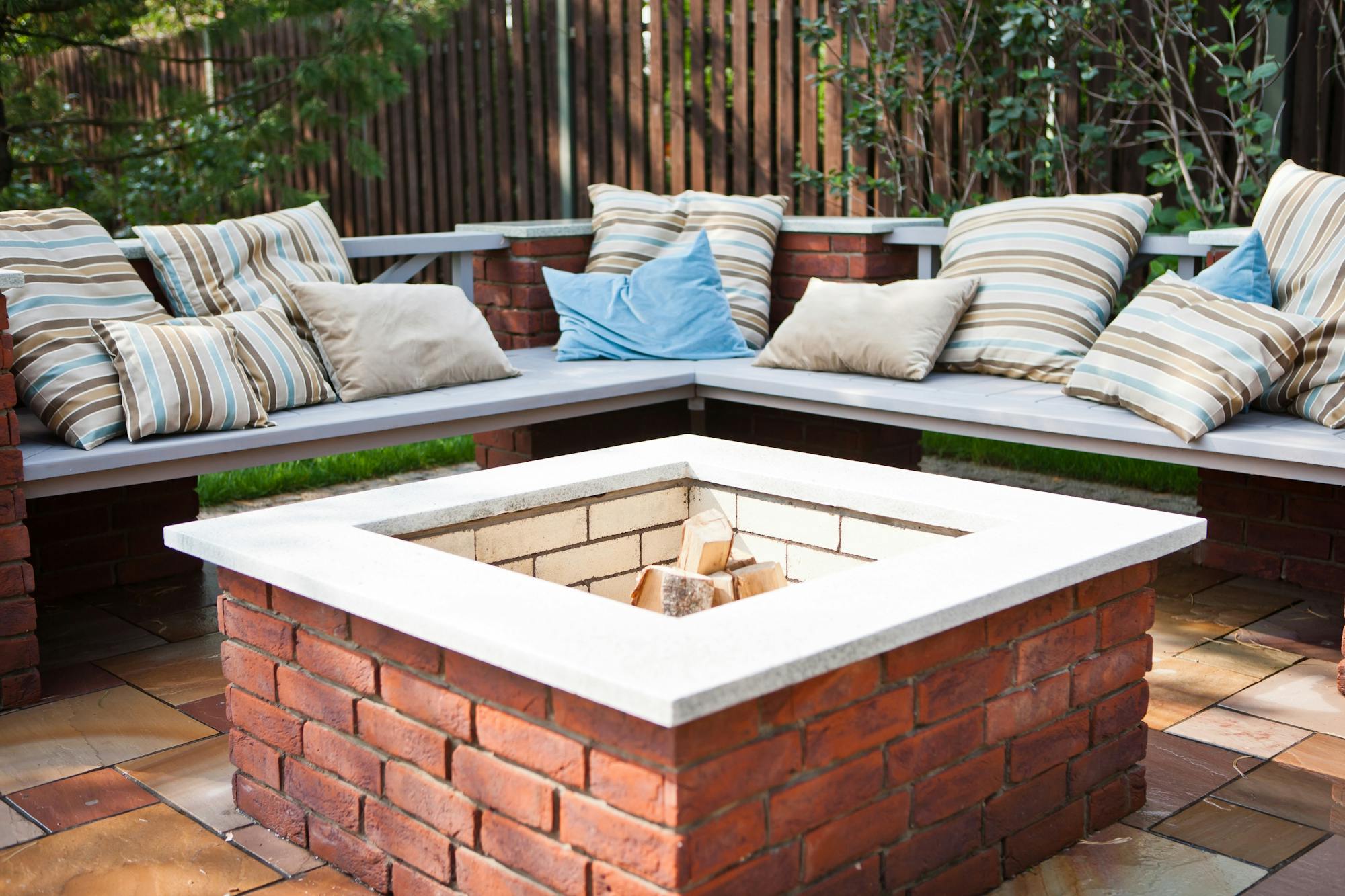 Vuurplaats bij loungehoek in de tuin