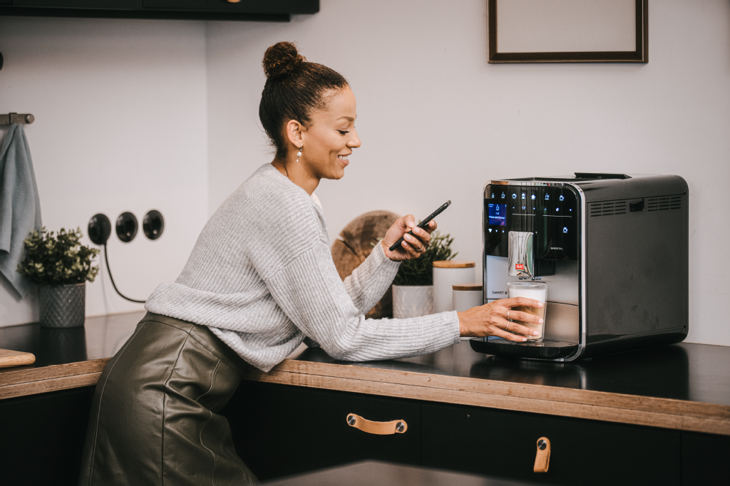 Prepara la tua bevanda al caffè preferita con Melitta Barista T Smart (app). Prepara la tua bevanda al caffè preferita con Melitta Barista T Smart (app).
