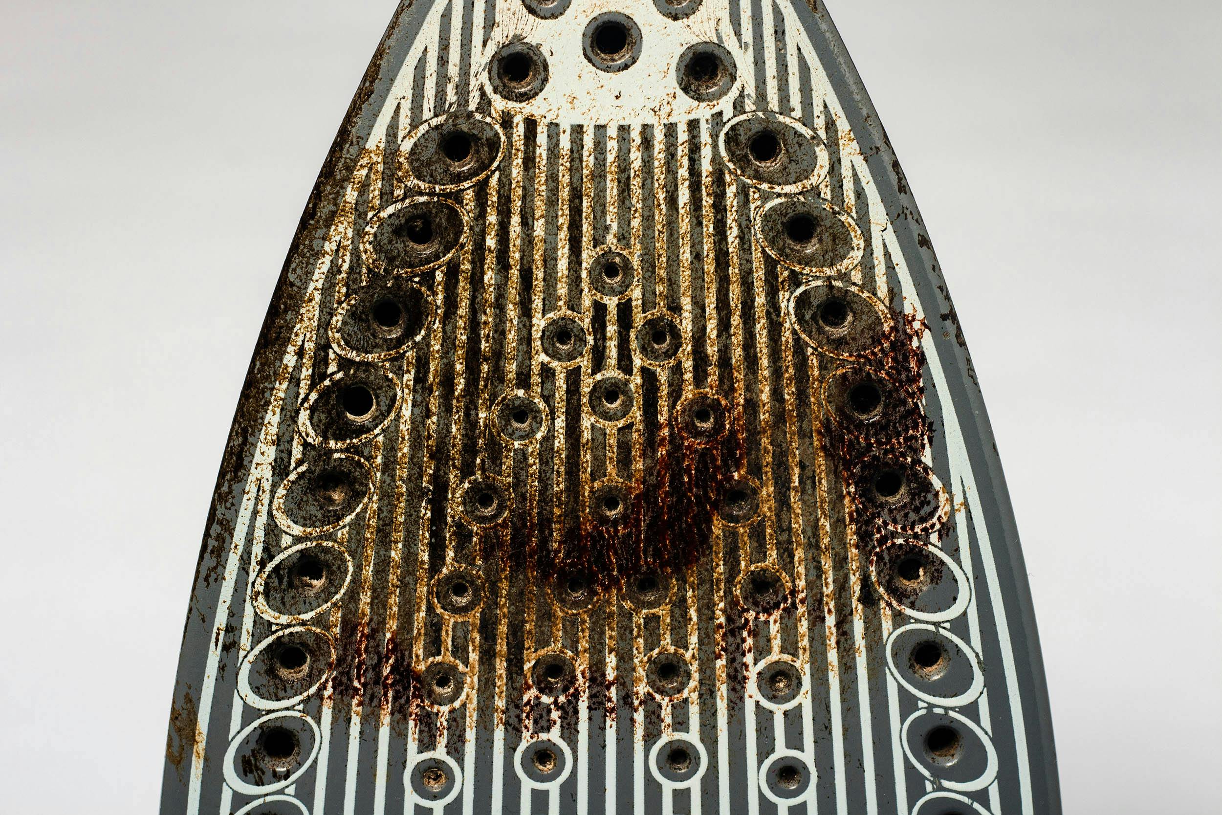 Strijkijzervoet die vies is