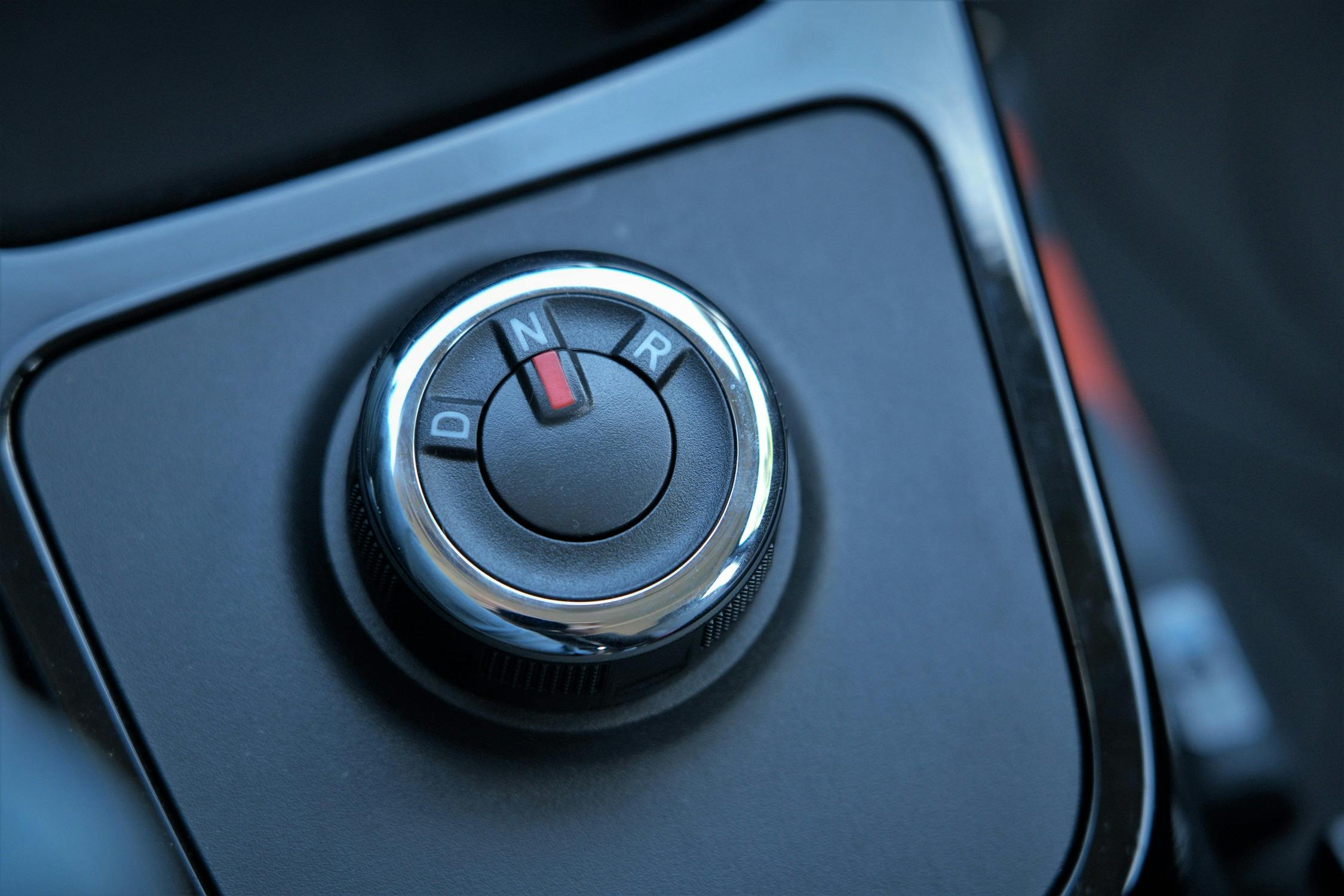 'D' is vooruit, 'N' staat voor neutraal en 'R' betekent achteruit. Zo eenvoudig kan het leven zijn.