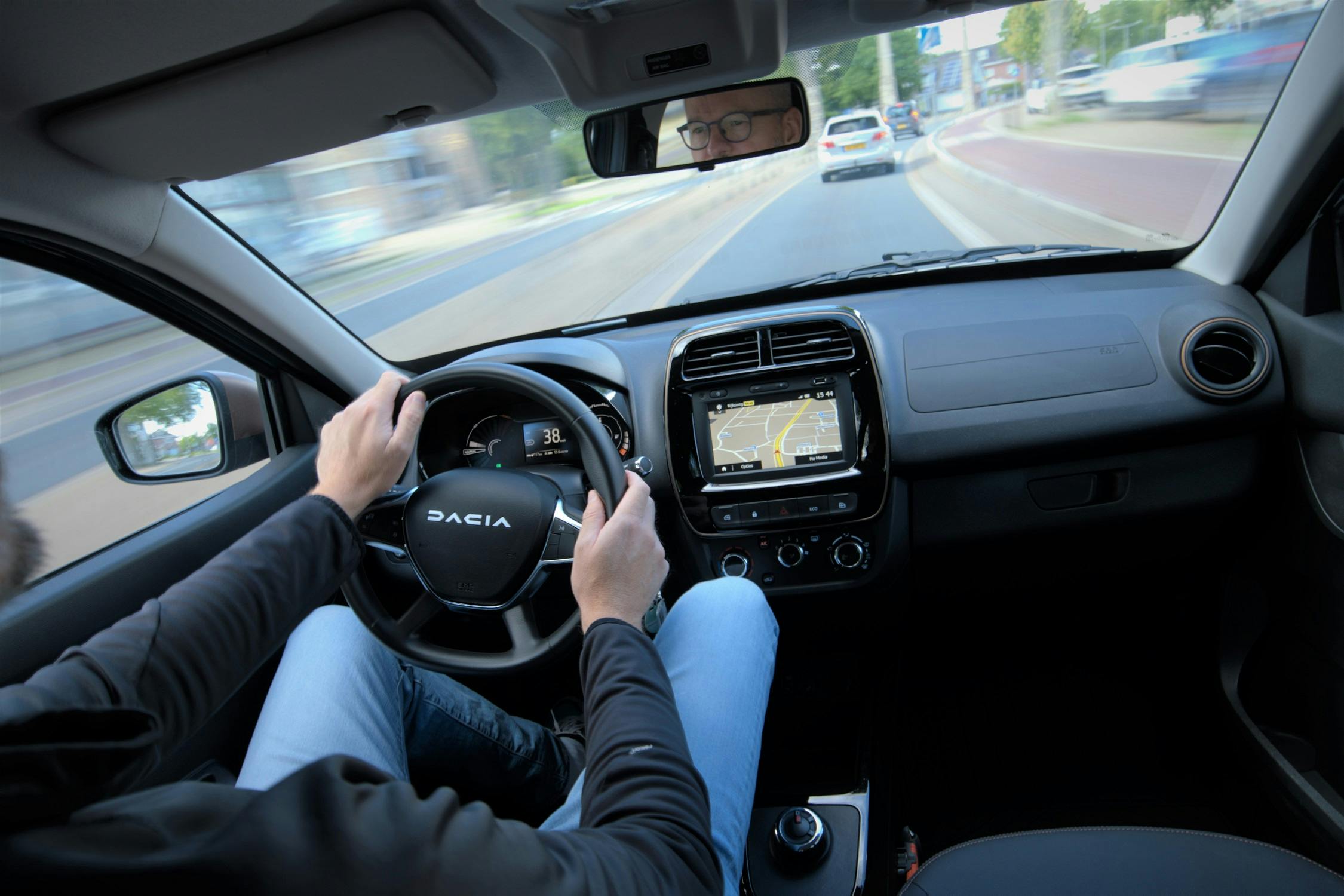 De Dacia is smal en heeft een korte draaicirkel. Ideaal voor in de stad en daar net buiten.