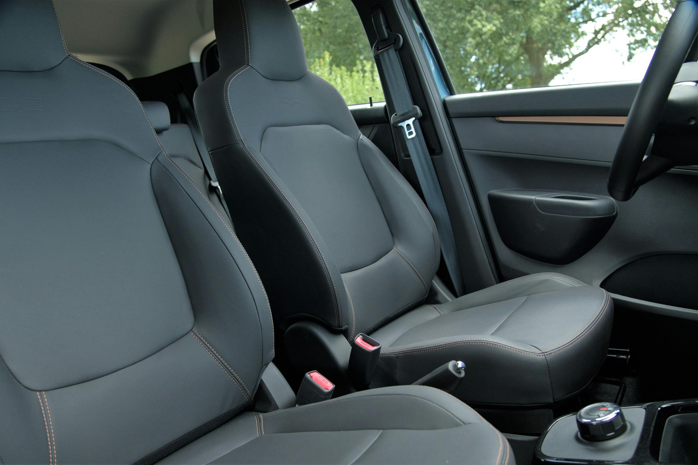 Je zit wat hoog en de stoelen ogen wat vlak, maar het zitcomfort is beslist in orde.