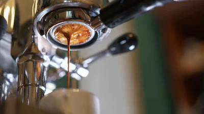 Onderhoud aan je koffiemachine: wat is backflushen (of blindfilteren)?