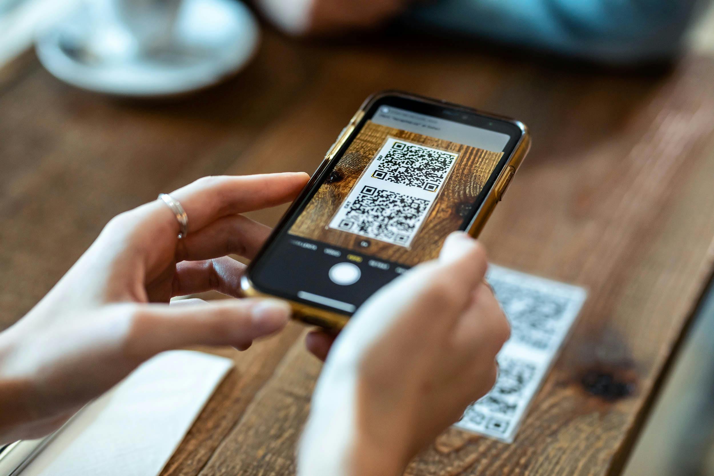 Smartphone die een qr-code scant