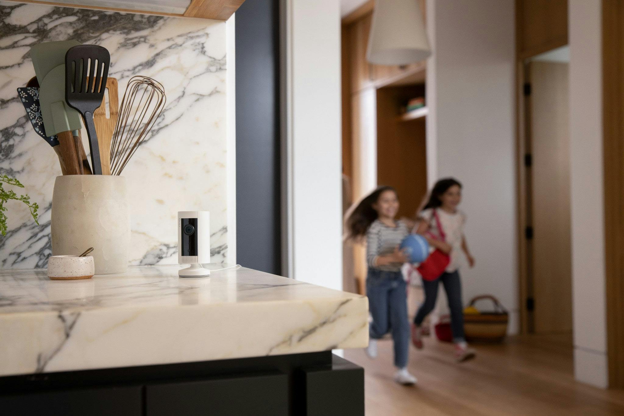 kinderen die rennen voorbij een camera