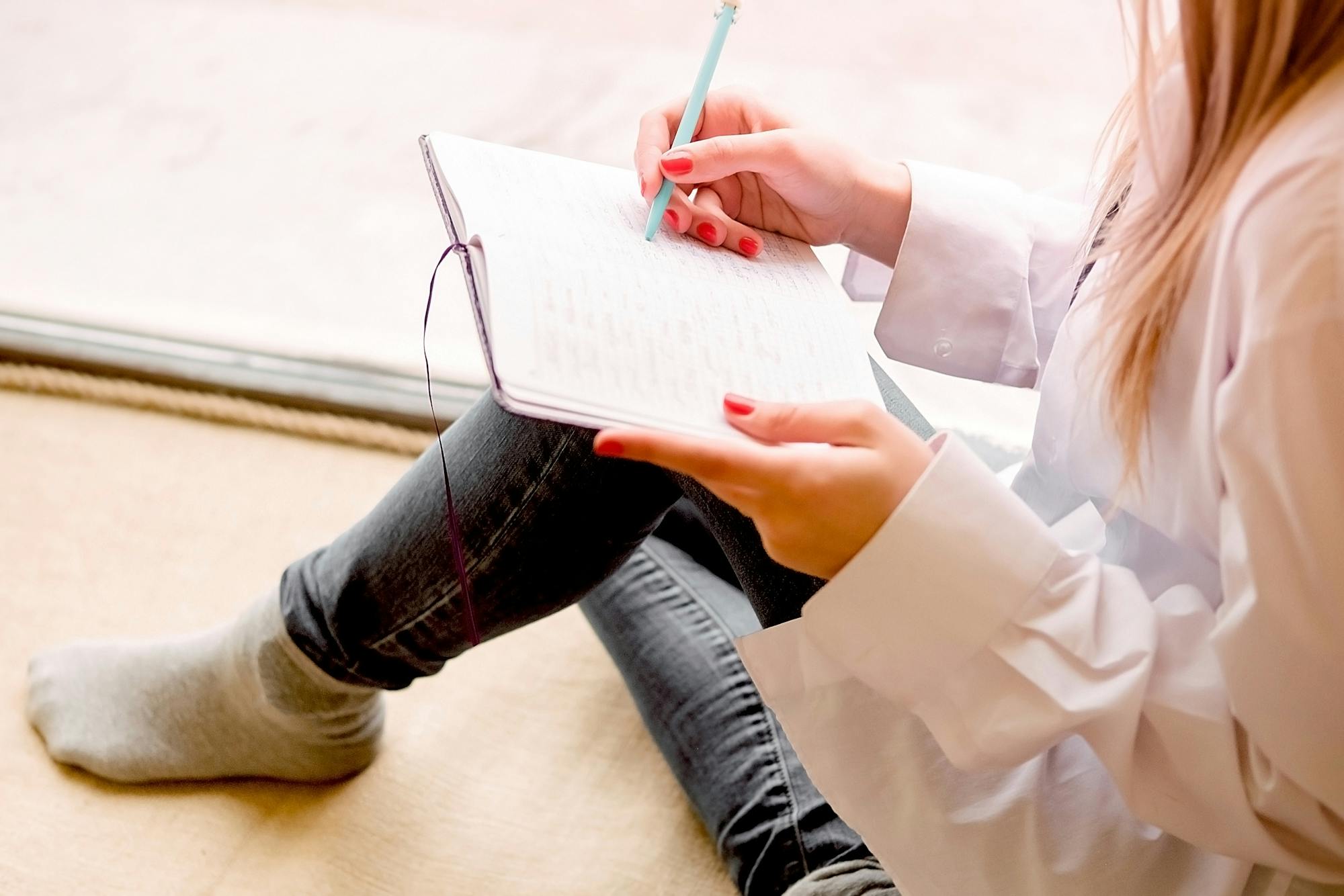 Waarom een dagboek bijhouden een heel slim idee is (+ apps die je hierbij helpen)