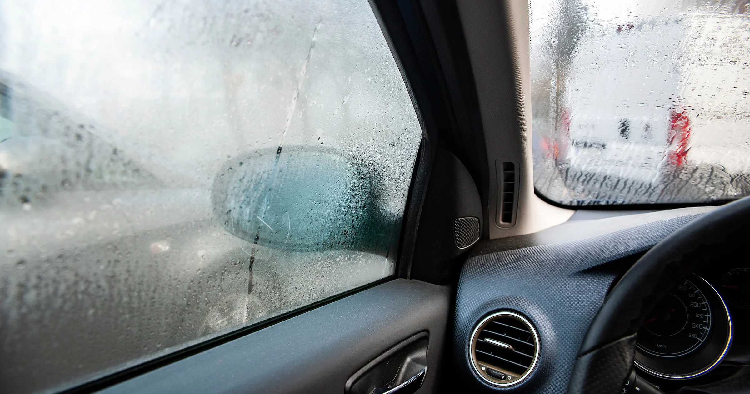 Vocht in de auto en beslagen ruiten? Zo kom je ervan af!