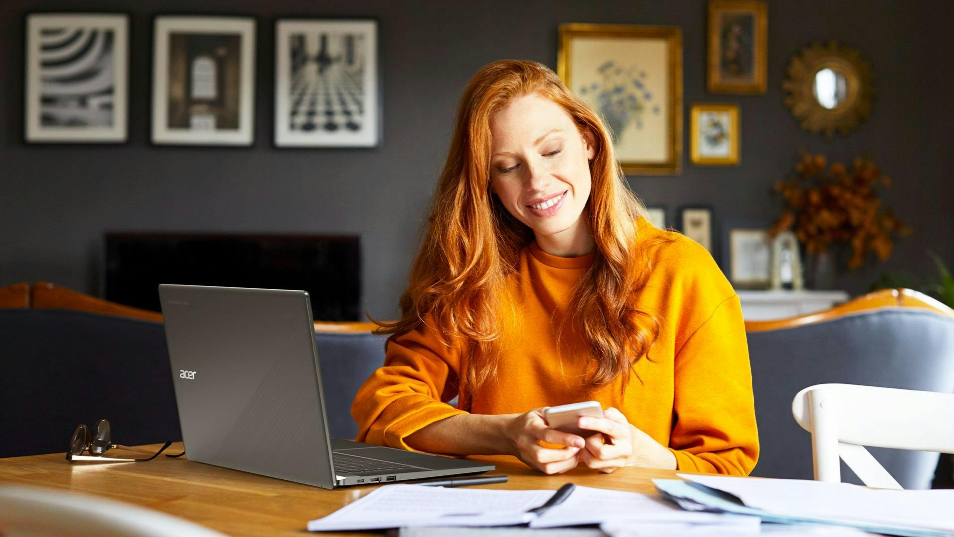 vrouw die achter laptop zit