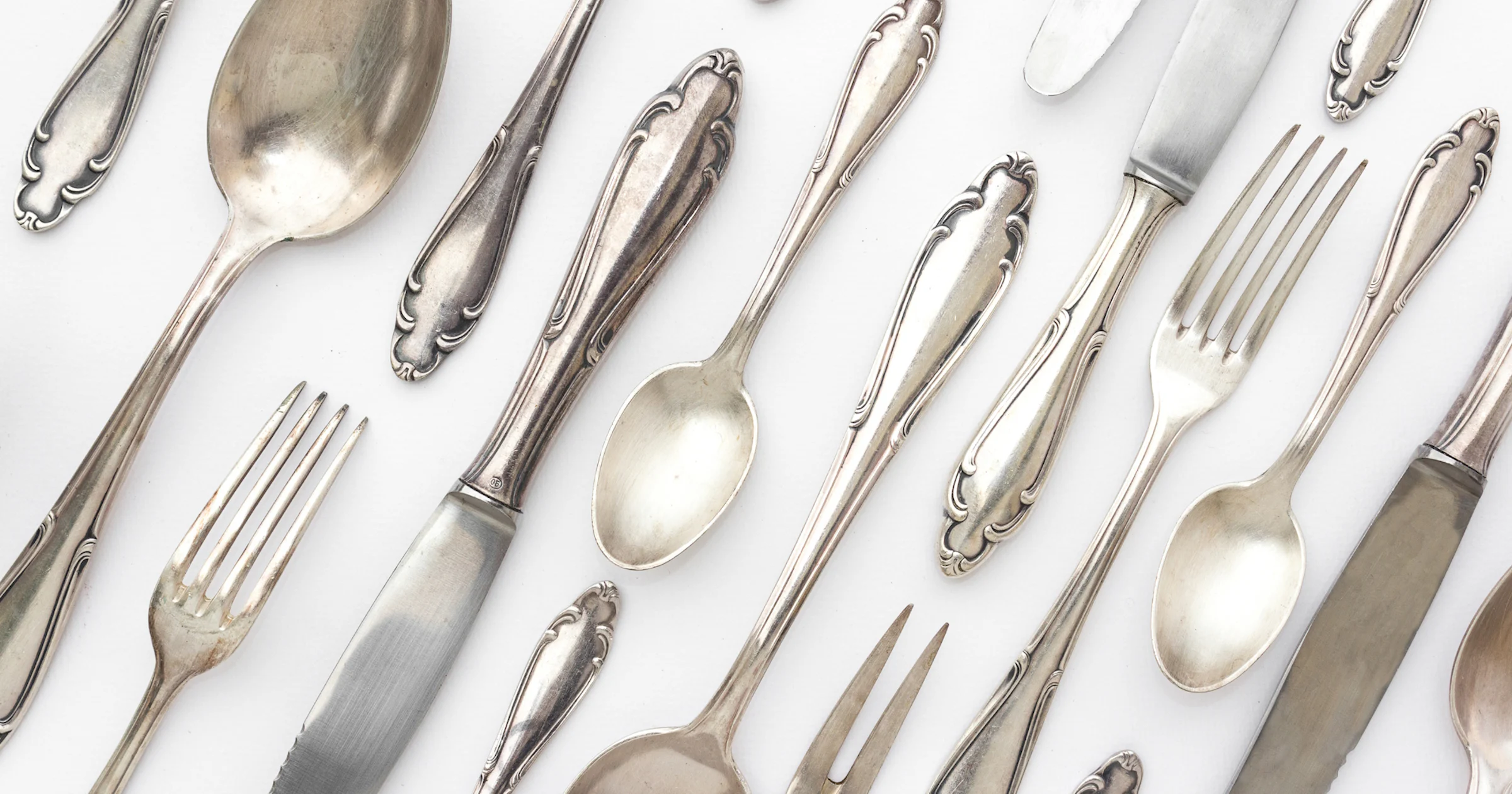 Van sieraden tot sjiek bestek: zo krijg je zilver weer schoon