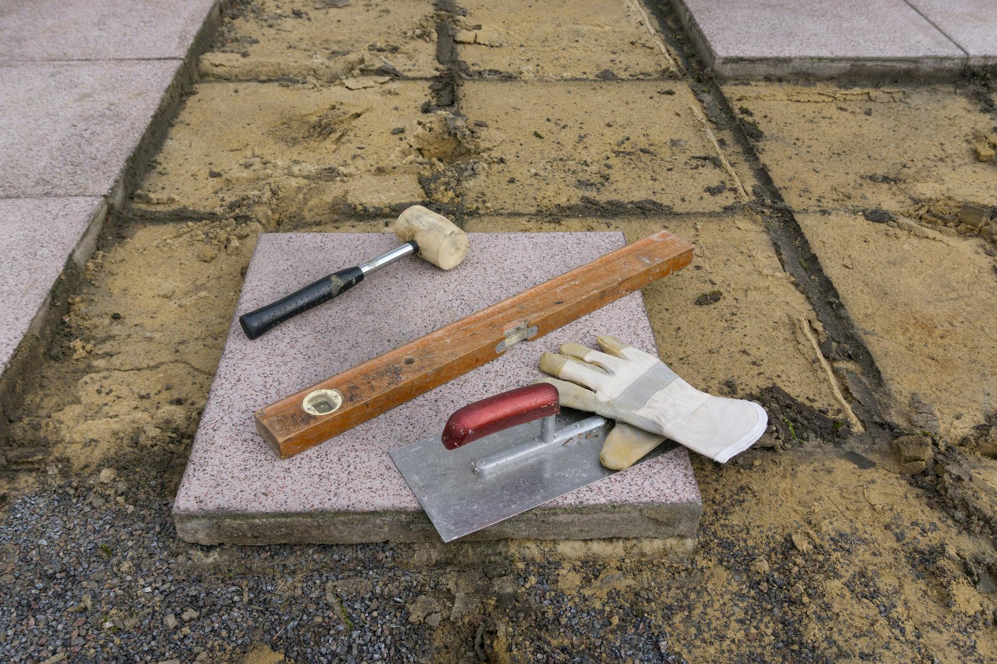 Zelf je terras betegelen: een handleiding