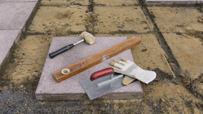 Zelf je terras betegelen: een handleiding