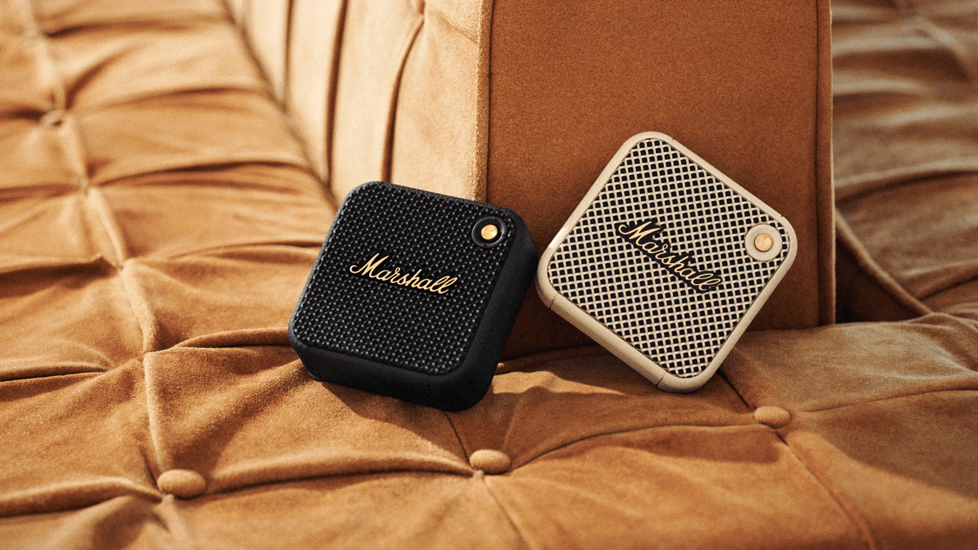 Bluetooth-speaker van Marshall op een loungebank
