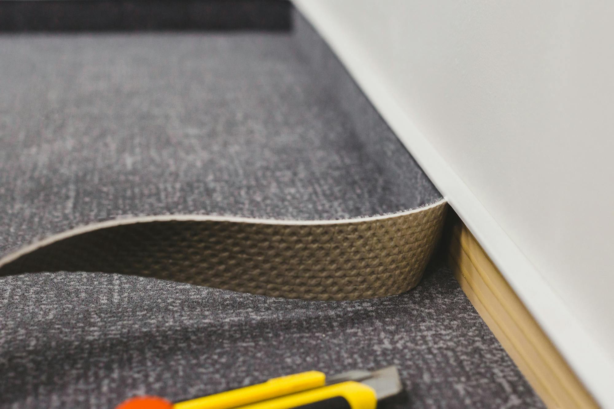 Plint van tapijt maken