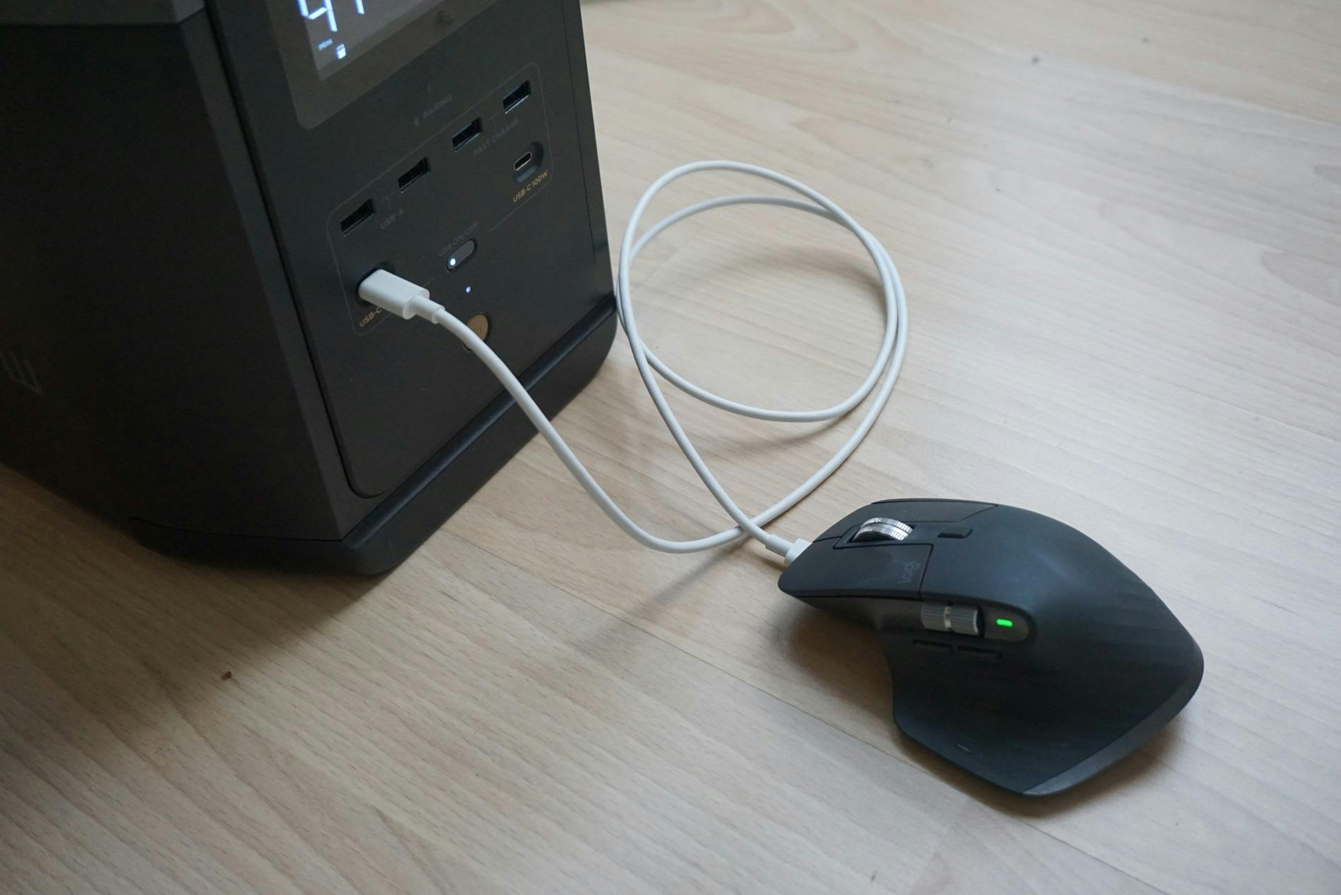 Via de usb-poorten kun je allerlei apparaten opladen.