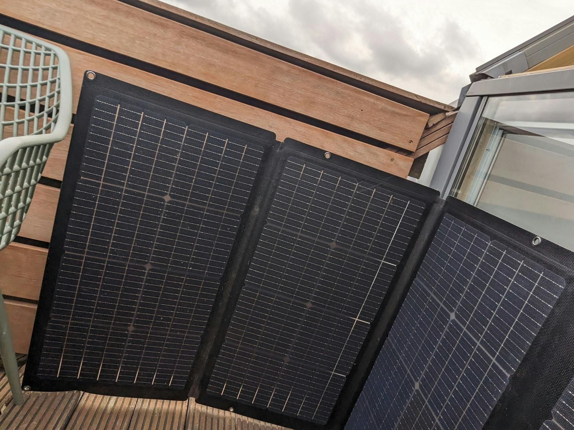 Het zonnepaneel is nog geen meter hoog.